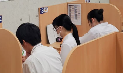 勉強に打ち込む男子生徒